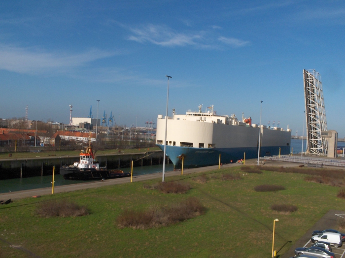 Schip in sluis