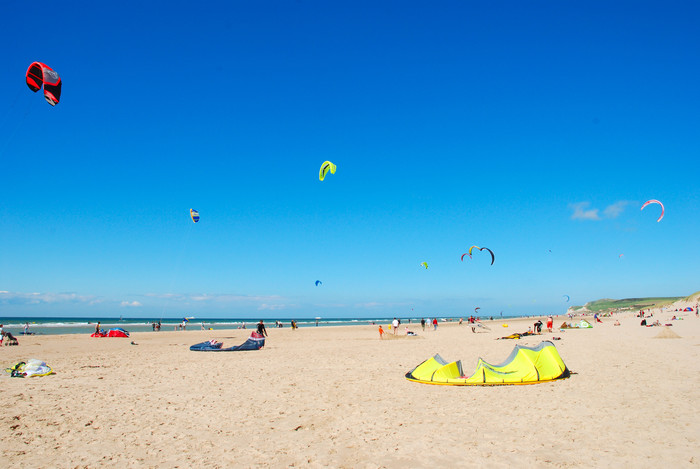 Kitesurfers aan het werk