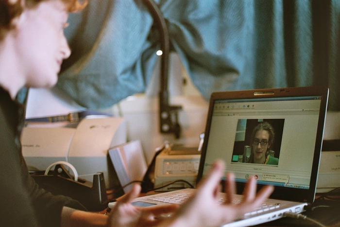 Scientist Anneleen Foubert talking to Moritz Mandl