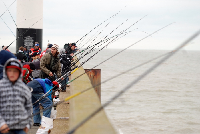 Vissers op de pier in Blankenberge