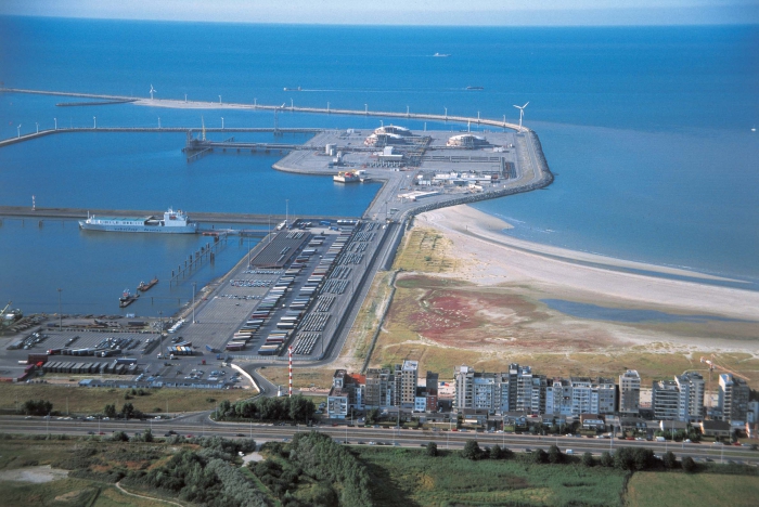 Oostelijke strekdam haven Zeebrugge met Baai van Heist Oostelijke strekdam haven Zeebrugge met Baai van Heist