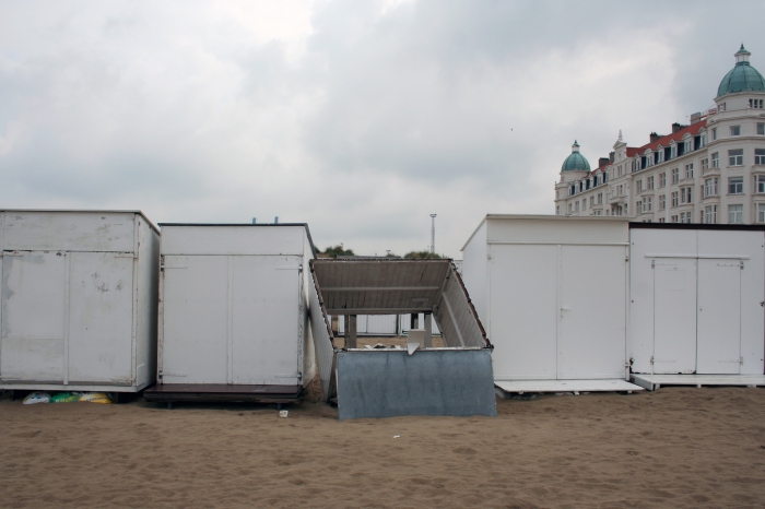 Strandhuisjes met op de achtergrond 'Palace Hotel' Strandhuisjes met op de achtergrond 'Palace Hotel'