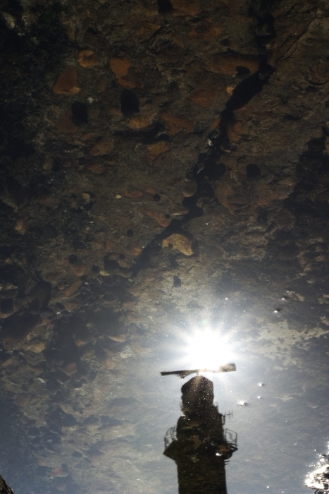 reflectie in  een plas op een strandhoofd