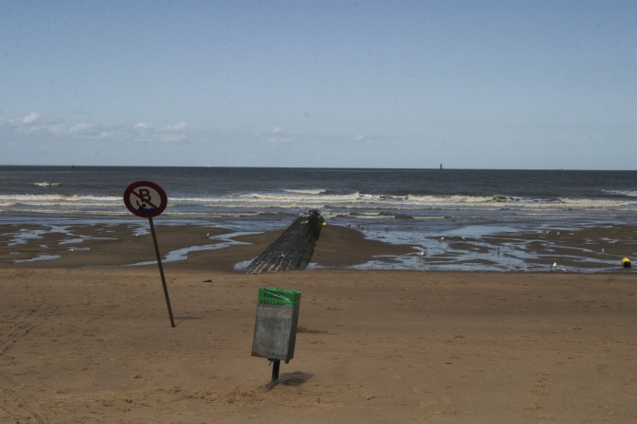 Verbodsbord, strandhoofd en vuilbak