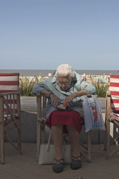 Oude dame leest boek