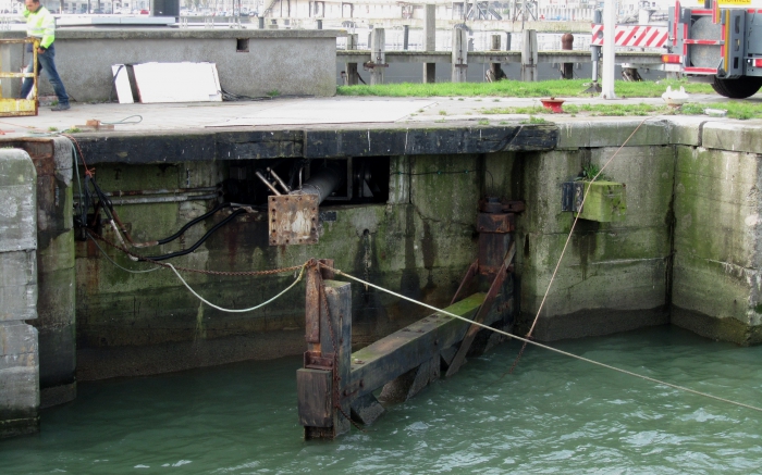 Sluisdeur visserijdok verwijderd