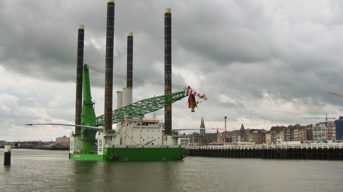 C power windmolens - assemblage in Oostende C power windmolens - assemblage in Oostende