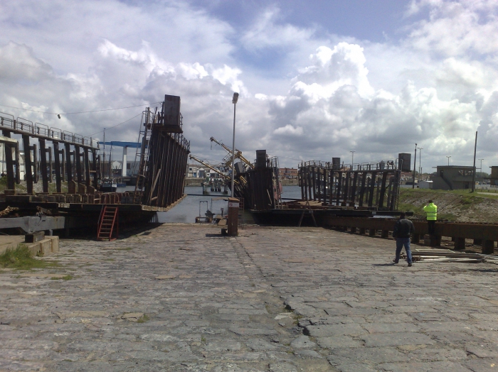Vissersboot O.33 MARBI gekanteld op slipway