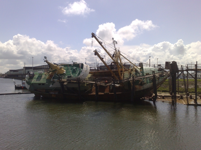 Vissersboot O.33 MARBI gekanteld op slipway