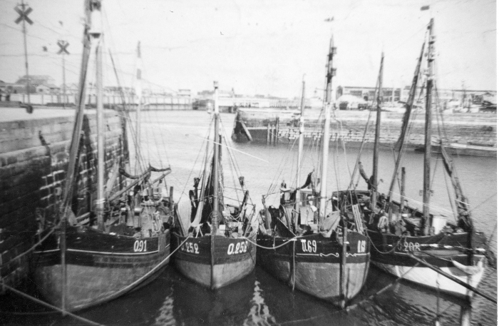  O.91 Auguste-Marie  (bouwjaar 1925) met de O.252 Yvette-Huguette (bouwjaar 1941), de O.69 Oscar-Richard (bouwjaar 1925) en de O.208 F�mina  (bouwjaar 1927)