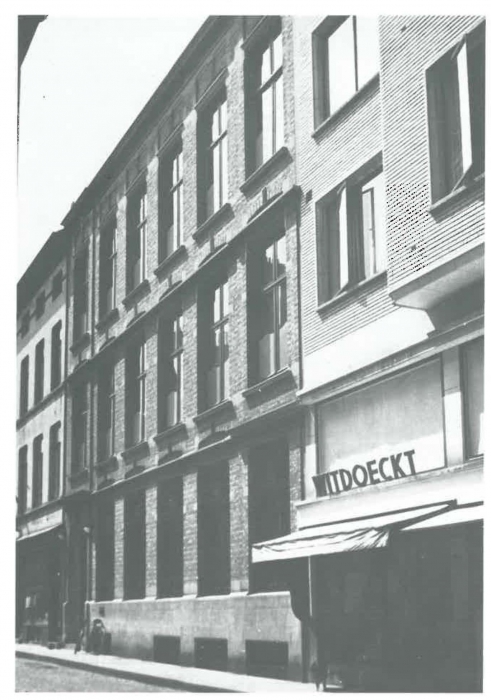 Van Caillie (1989, pl. 152)