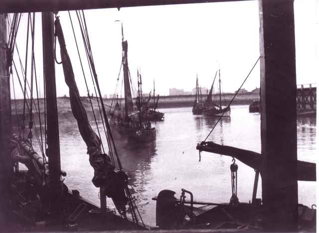 H.54 Miss Mary (Bouwjaar 1901) en andere vaartuigen lopen haven Zeebrugge binnen H.54 Miss Mary (Bouwjaar 1901) en andere vaartuigen lopen haven Zeebrugge binnen