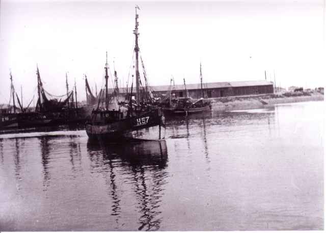 H.57 Madeleine-Raymond (bouwjaar 1931) verlaat haven Zeebrugge H.57 Madeleine-Raymond (bouwjaar 1931) verlaat haven Zeebrugge