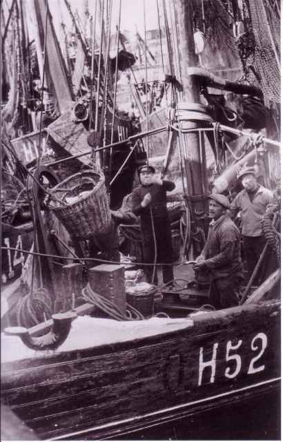 H.52 Eugénie-Madeleine (bouwjaar 1927) lost vis te Zeebrugge H.52 Eugénie-Madeleine (bouwjaar 1927) lost vis te Zeebrugge