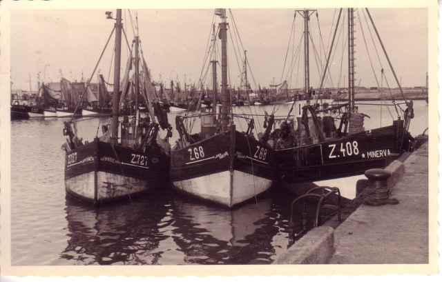 Garnaalvissers aan steiger van oude vissershaven Zeebrugge Garnaalvissers aan steiger van oude vissershaven Zeebrugge