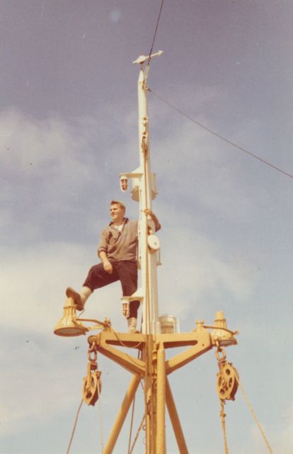 Jan De Voogt in de mast van Z.450 Kamina (Bouwjaar 1955)