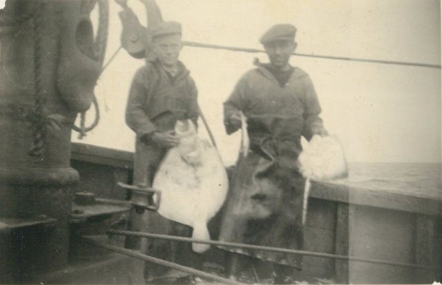 Andr� Van Torre en Henri Steyaert met vangst op de Z.520 De Drie Gebroeders (Bouwjaar 1926)
