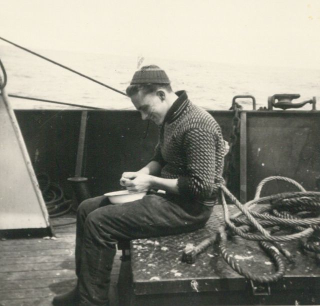 Andr� Van Torre met net aan boord van de Z.402 Atlantis (Bouwjaar 1963)