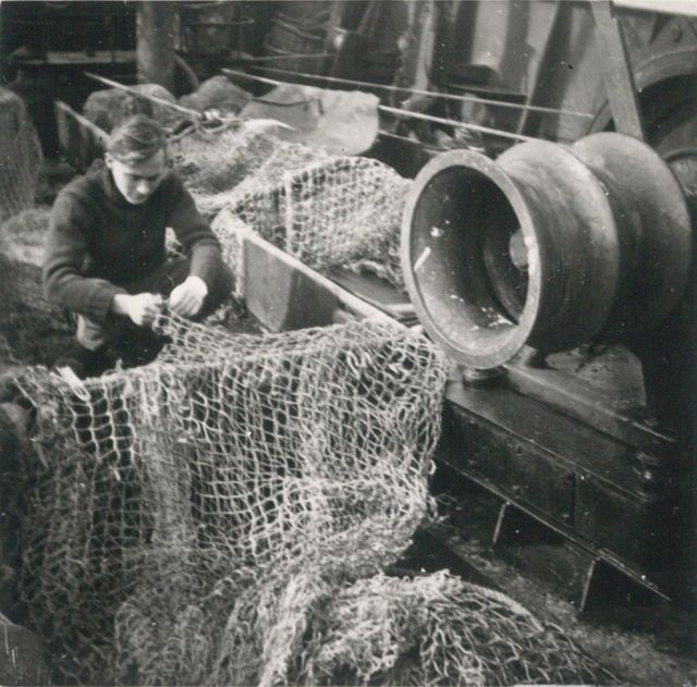 Andr� Van Torre met net aan boord van de Z.402 Atlantis (Bouwjaar 1963)