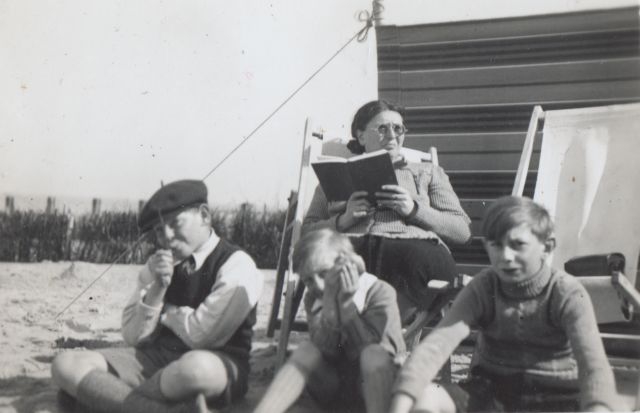 Vrouw met kinderen op het starnd