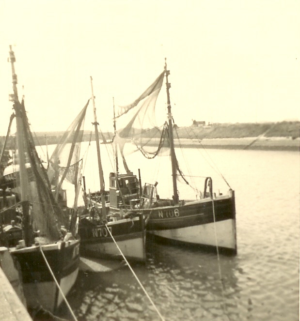 N.707 Alexander (bouwjaar 1909), N.706 en onbekend schip in de haven N.707 Alexander (bouwjaar 1909), N.706 en onbekend schip in de haven