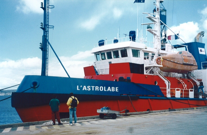 L'Astrolabe, departing dock in Hobart L'Astrolabe, departing dock in Hobart