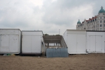 Strandhuisjes met op de achtergrond 'Palace Hotel' 