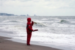 Redder op strand