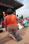 Vrouw filmt dijkactiviteit
