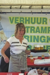 Serveuse serveert bier