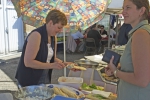 Verkoopster smeert verse broodjes