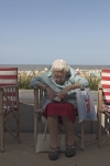 Oude dame leest boek