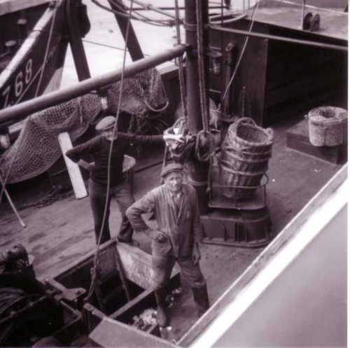 Pol Savels en andere visser aan boord