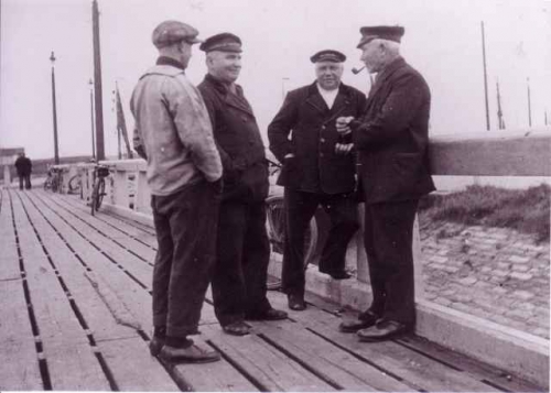 Oude vissers op houten steiger te Zeebrugge