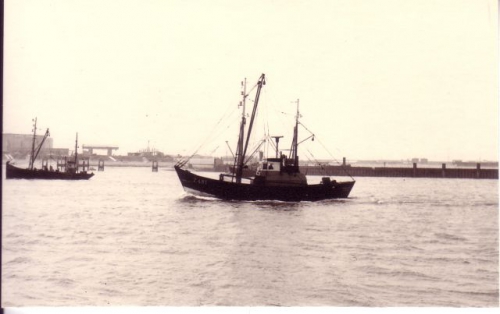 Z.481 Firmin Lievens (bouwjaar 1960) vaart havengeul Zeebrugge binnen