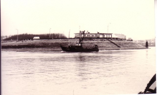 Z.494 Lucky Star (bouwjaar 1967) vaart haven Zeebrugge binnen