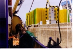 Laden lege viskisten te Zeebrugge