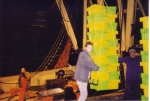 Laden lege viskisten te Zeebrugge, author: Onbekend