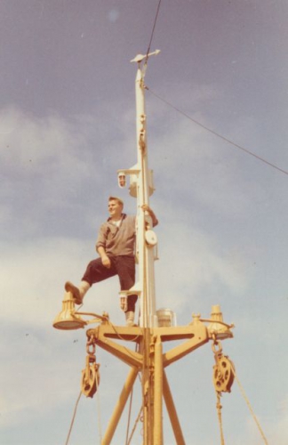 Jan De Voogt in de mast van Z.405 Kamina (bouwjaar 1955)
