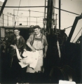 Vissers met vangst aan boord van de Z.562 Luc (bouwjaar 1956)