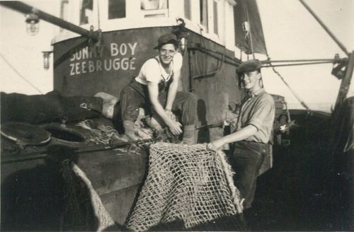 Vissers met net aan boord van de Z.583 Sunny Boy (Bouwjaar 1947)