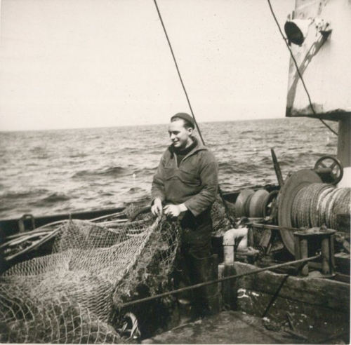 André Van Torre met net aan boord van de Z.402 Atlantis (Bouwjaar 1963)