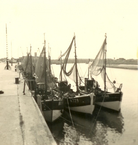 N.779 (Bouwjaar 1942) en andere schepen in de haven