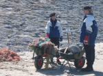 Naast kruiwagen vol met vuilnis tijdens de Lenteprikkel in Oostende op 01/04/2006