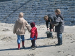 Ook de kleintjes helpen mee tijdens de Lenteprikkel in Oostende op 01/04/2006