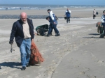 Sleuren met vuilnis tijdens de Lenteprikkel in Oostende op 01/04/2006