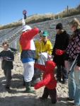 Zakken vullen tijdens de Lenteprikkel in Oostende op 01/04/2006