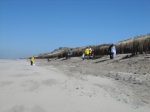 In de duinen zoeken tijdens de Lenteprikkel in Bredene op 01/04/2006