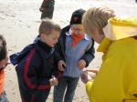 Gevonden voorwerpen tonen aan kindjes tijdens de Lenteprikkel in Blankenberge op 01/04/2006