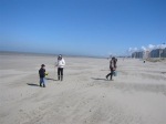 Zoeken op het strand tijdens de Lenteprikkel in Knokke-Heist op 01/04/2006